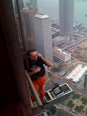 Alain Robert debout sur un projecteur à une hauteur de soixante étages à Hong Kong, le 30 août 2010.