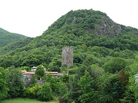 La tour du château des Comtes de Comminges domine le village de Fronsac