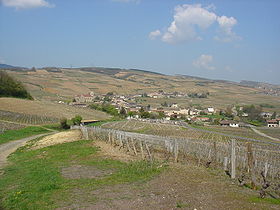 Le village de Fuissé. En arrière plan, la Roche de Solutré et la roche de Vergisson