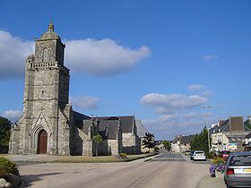 Église et rue principale de Glomel