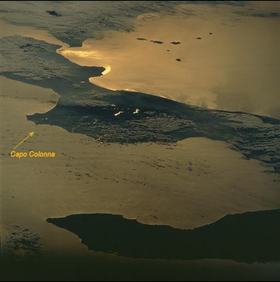 Le Golfe de Tarente vu depuis l'est, vers l'ouest, par un satellite de la NASA. Au fond, les côtes de la Sicile.