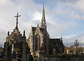 L'église de style gothique de la commune prise depuis le parvis de la mairie