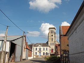 L'église vue depuis la rue de Fosseux.