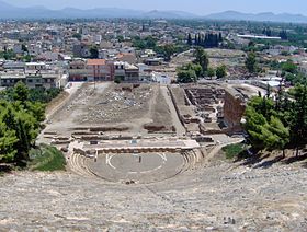 La ville moderne d'Argos et les ruines du théâtre antique
