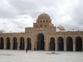 Galerie devant la salle de prière de la mosquée