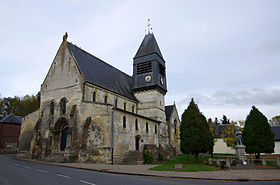 L'église Saint-Pierre et le monument-aux-morts.