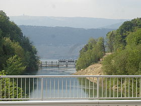 Vue du canal lors de sa jonction dans le lac de Bienne près d'Hagneck.