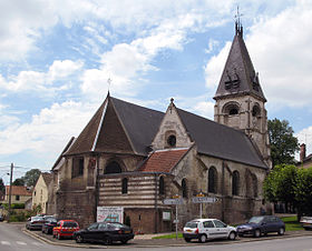 L'église, aperçue en venant du pont de la Somme et de Bourdon (Somme).
