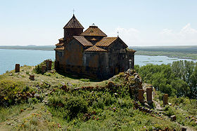 Le monastère de Hayravank, devant le lac Sevan.
