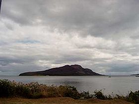 Holy Isle vue depuis l'île d'Arran.