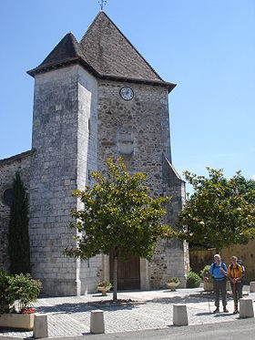 Pèlerins devant l'église d'Horsarrieu