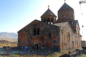 Monastère de Hovhannavank (gavit à gauche, Katoghike à droite).