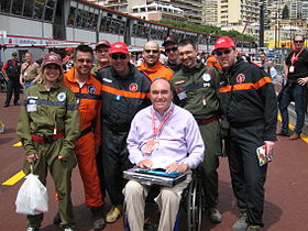 Philippe Streiff avec les commissaires de course à Monaco en 2010