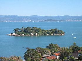 L'île das Laranjeiras vue depuis l'île de Santa Catarina.