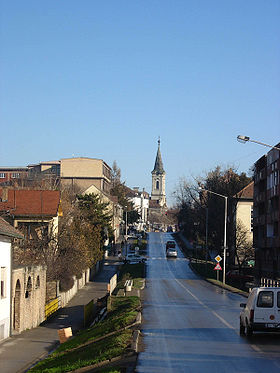 Le centre ville d'Inđija, avec l'église catholique