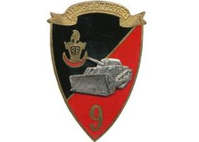 Insigne régimentaire du 9e Régiment du Génie, émail, bandeau doré.jpg