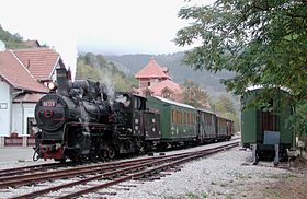 Un train du Huit de Šargan en gare de Mokra Gora