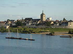 Vue de la commune depuis la rive droite de la Loire