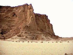 Vue du Gebel Barkal avec son pic rocheux et à sa base les ruines du temple de Mout