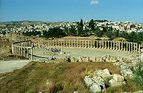 Forum ovale au sud de l'ancienne cité.