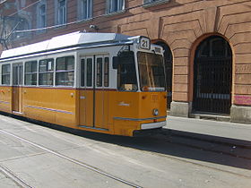 Un tramway de la ligne 21 au terminus : Ferenc körút (Mester utca).