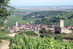 Katzenthal : château du Wineck, avec le village en contrebas. À l'arrière-plan: la plaine d'Alsace, où s'étire l'agglomération colmarienne.