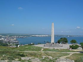 Mémorial de la Seconde Guerre mondiale, le port de Kertch à l'arrière plan