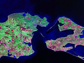 Photo satellite du détroit de Kertch avec l'île de Touzla au centre.