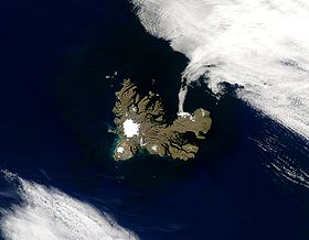 Image satellite des îles Kerguelen avec Grande Terre au centre.