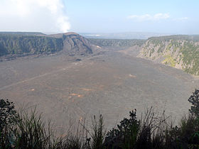 Vue générale du Kīlauea Iki avec le Pu`u Pua`i au centre.