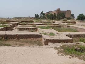 Ruines du palais royal achéménide de Suse, avec en arrière-plan le château construit par Jacques de Morgan.