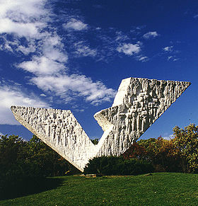 Les Ailes brisées, sculpture dans le parc mémoriel de Šumarice