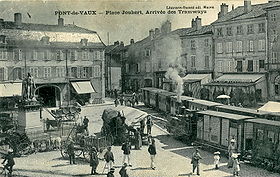 Pont-de-Vaux était, jusqu'en 1936, l'origine d'une petite ligne des Tramways de l'Ain le reliant à Fleurville
