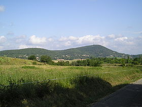 Le Puech Bartelié, point culminant de la commune, et la plaine centrale.