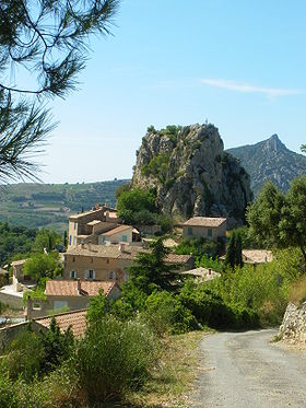 Le village au pied de la roque d'Alric