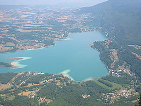 Le lac d'Aiguebelette, en juillet, vu du Mont-Grelle
