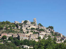 Au sommet du village, les ruines du château du marquis de Sade, pillé à la Révolution.