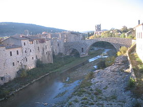 Vue du village avec le vieux pont