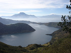 La caldeira du Cuicocha, avec les volcans Imbabura (à gauche) et Cayambe (à droite.
