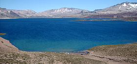 Vue de la Laguna del Maule avec le lac du Maule.