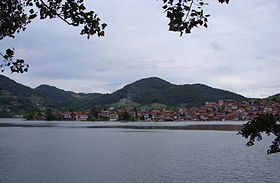 Le lac de Zvornik et le village de Divič