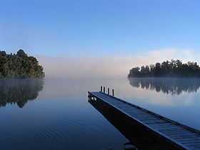 Le lac Mapourika sous une brume matinale.