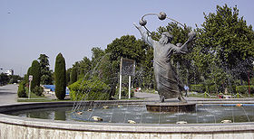L'entrée sud-ouest du Parc Laleh avec une statue de Biruni, un astronome persan médiéval.
