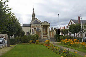 L'église Sainte-Anne et le monument aux morts