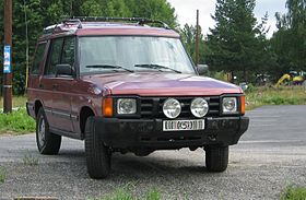 Land Rover Discovery SI maroon front q.jpg