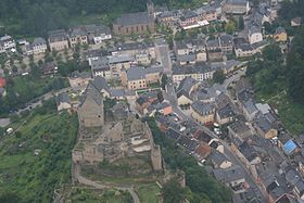 Vue aérienne de Larochette et de son château