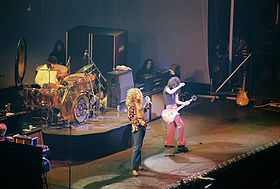 Led Zeppelin en concert à Chicago, en janvier 1975. John Bonham est à la batterie, Robert Plant au chant et Jimmy Page à la guitare. John Paul Jones est aux claviers en bas à gauche de la photo.