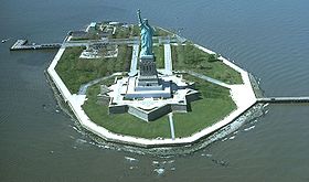Vue aérienne de Liberty Island avec la statue de la Liberté.