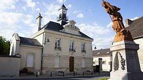 la mairie et le monument aux morts d'Écueil.