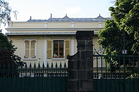 Vue de la partie supérieure gauche de la façade de la maison Fock-Yee.